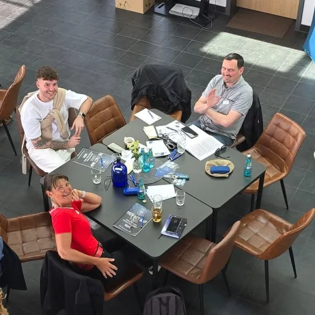 Teambuilding mal anders – Schulung mit Überraschungseffekt
Als unsere Bereichsleiter zu den IHK Change-Days 2025 #DubistderWandel eingeladen wurden, rechnete niemand mit einem Abenteuer. „Witterungsfeste Kleidung“ und „Arbeitshandschuhe mitbringen“? Das klang eher nach Baustelle als nach Weiterbildung. ❓⚠️
Neugierig (und etwas skeptisch) machten wir uns auf den Weg. Vor Ort erwartete uns kein klassischer Schulungsraum – sondern eine bunte Mischung aus Verantwortung, Mitarbeiterbewusstsein, Motivation sowie Kommunikation und einem völlig neuen Blick auf das Thema Teambuilding. 🤝
Dann hieß es plötzlich: Raus ins Freie. Die Stimmung kippte von gespannt zu respektvoll. Jetzt wurde klar, wofür die Handschuhe waren.
Unsere Aufgabe: Ein Flugzeug ziehen. 🚀🙂
Ja, ein echtes. Mit purer Muskelkraft, im Team, mit Absprache, Taktik und gegenseitiger Unterstützung. 💡💪😎
Und siehe da: Es hat funktioniert.
Wir waren baff – und stolz.
Dieser Tag verdeutlichte mal wieder, dass unsere Werte Mut, Verantwortung, Neugier, Erfolg, Freude, Begeisterung, Freiheit, Zielstrebigkeit, Loyalität, Vertrauen, Ehrlichkeit und Transparenz genau zu uns passen. 
Denn diese Übung hat uns gezeigt, wozu man gemeinsam fähig ist - wenn man sich aufeinander verlassen kann. Wenn man nicht nebeneinander, sondern miteinander arbeitet. 
👉 Wir sind ein Team. Und das macht bei hifiboehm den Unterschied.
#hifiboehm #technikweltenerleben #technikweltenentdecker #boehm #dieweltdertelekommunikation #meeting #teambuilding #schulung #miteinander #vertrauen #mut #neugier #loyalität #verantwortung #antonov #IHKChemnitz @dr.alexander_madaus #reunionsachsen #plauen #vogtland